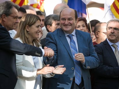 El expresidente catalán Artur Mas saluda a Andoni Ortuzar, del PNV, durante la Diada de Cataluña, en 2017.