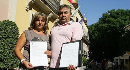 José Manuel Pozo y Manuela Fernández, muestran este miércoles sus cartas de despido.