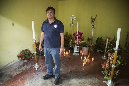 Félix Campos, el padre y esposo de las víctimas, junto al altar instalado en la entrada de su casa. Lo cruza todos los días antes de ir a trabajar a su taller mecánico.