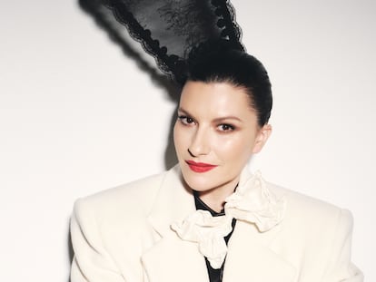 Laura Pausini viste americana de lana con hombreras XL de Saint Laurent X Anthony Vaccarello, peineta de encaje de Vivascarrion y guantes de Guante Varadé.