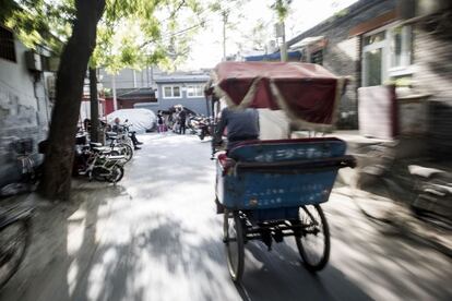 Los trabajadores sin licencia corren el riesgo de que les sea confiscado el bicitaxi, por valor de 2.000 yuanes (290 dólares).