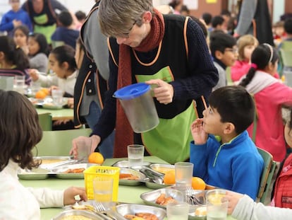 Alumnes en un menjador escolar de Barcelona.