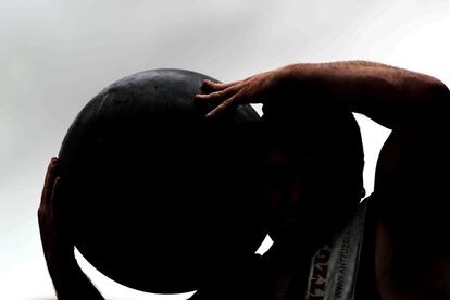 El levantador de peso Aimar Irigoien, durante una exhibición, dentro de los campeonatos de deporte rural que tiene lugar el la plaza de Los Fueros.