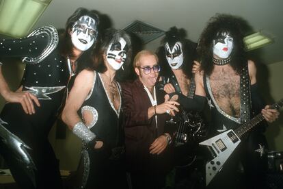 Elton John con los cuatro miembros originales de Kiss (Ace Frehley, Peter Criss, Gene Simmons y Paul Stanley) en 1977 en Los Ángeles.