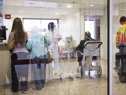 Pacients esperen a les Urgències de l'Hospital de Bellvitge.