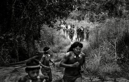 Indígenas Xavante participam do Ui'wede, corrida de revezamento na qual os dois clãs - âwawẽ e po'reza'õno - correm cerca de dez quilômetros rumo ao pátio da aldeia, onde os participantes cantam percorrendo o círculo de casas. @antropologiavisual