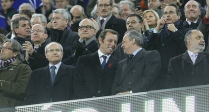 El ex presidente Sandro Rosell y Florentino P&eacute;rez , en el palco del Camp Nou en 2010.