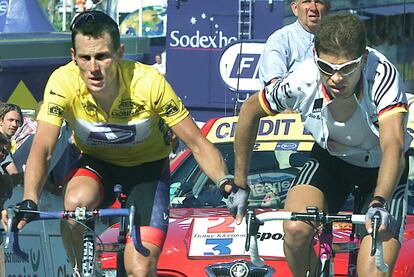 El alemán Jan Ullrich (derecha) junto a Lance Armstrong.