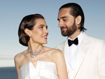 Carlota Casiraghi y Dimitri Rassam, en el retrato oficial difundido por el Palacio de Mónaco por su boda.