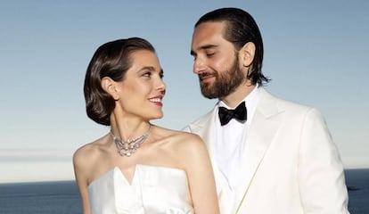 Carlota Casiraghi y Dimitri Rassam, en el retrato oficial difundido por el Palacio de Mónaco por su boda.