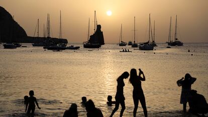 Un atardecer en la playa de Benirràs, en Ibiza.