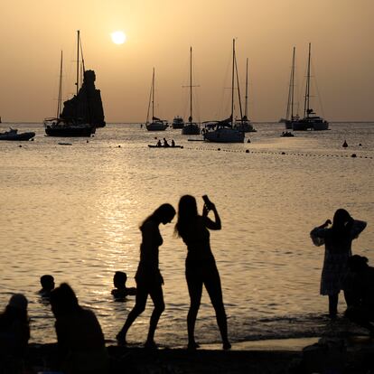 Un atardecer en la playa de Benirràs, en Ibiza.