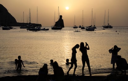 Un atardecer en la playa de Benirràs, en Ibiza.