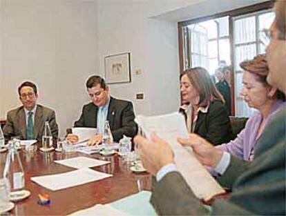 Delegaciones del PSOE y del PP se reunieron ayer para intentar llegar a un acuerdo sobre las cajas.