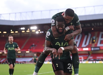El centrocampista del Tottenham Tanguy Ndombele celebra su gol con Steven Bergwijn este domingo ante el Sheffield.