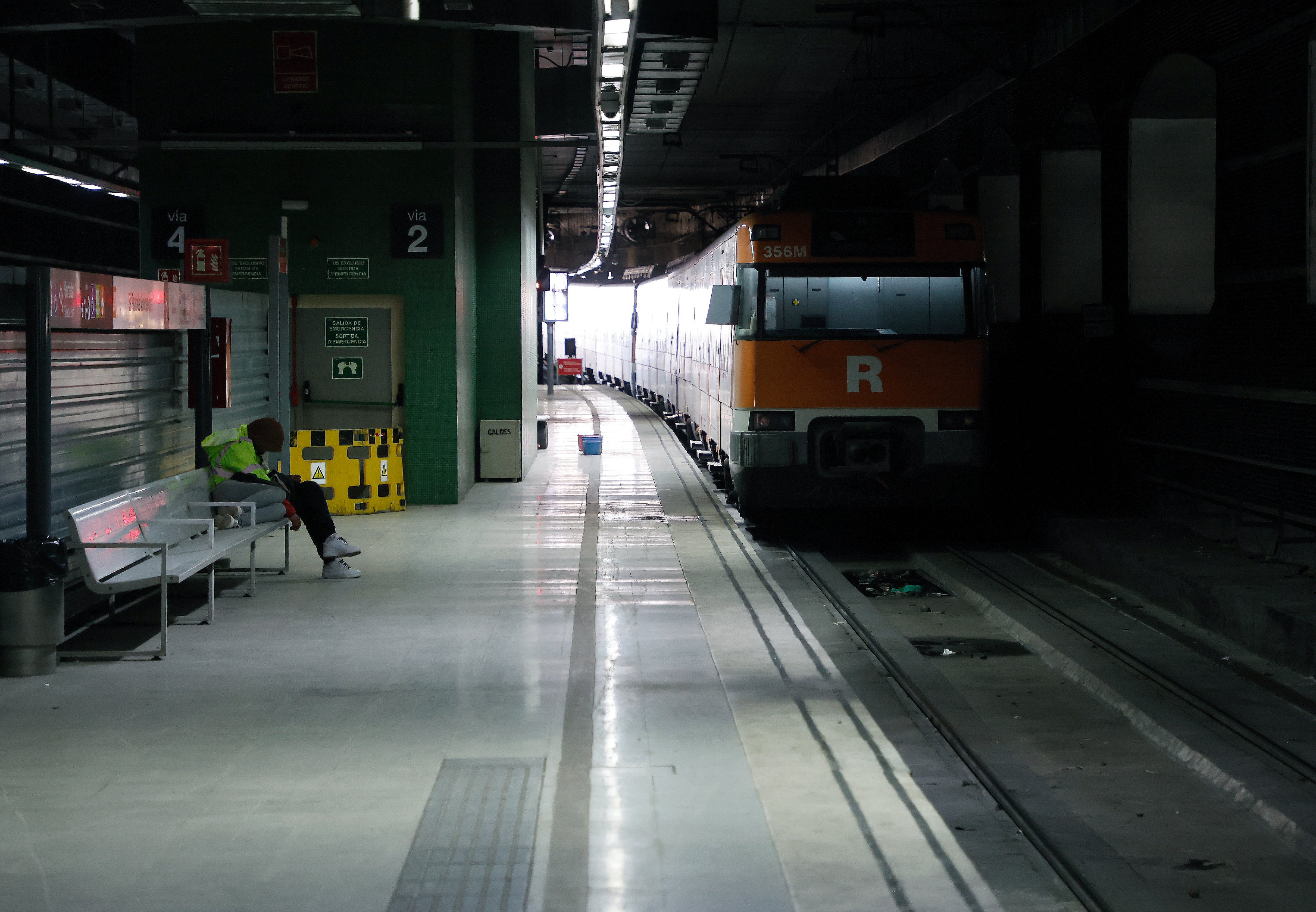 El temporal de viento que azota Cataluña obliga a suspender trenes de Rodalies y cierra escuelas y universidades