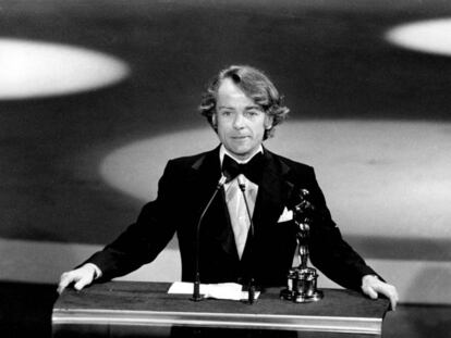 John G. Avildsen recibe el Oscar a mejor director por &#039;Rocky&#039; en 1977.