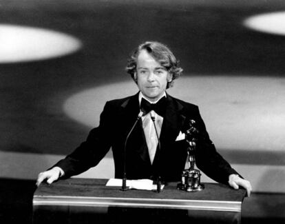 John G. Avildsen recibe el Oscar a mejor director por &#039;Rocky&#039; en 1977.