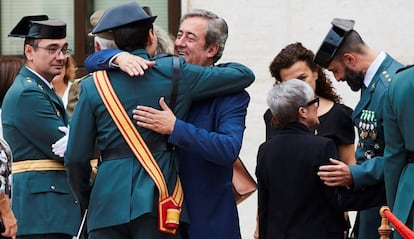 Daniel Baena, en la derecha de la imagen, en un acto de la Guardia Civil al que acudió el fiscal del procés, Javier Zaragoza.