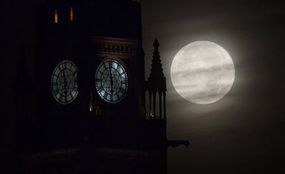 La lluna apareix darrere dels edificis del Parlament a Ottawa, Ontairo (Canadà).