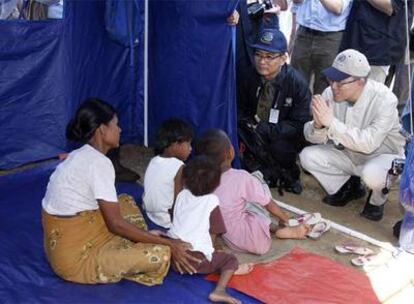 El secretario general de la ONU, Ban Ki-moon (derecha) visita a víctimas del ciclón en Bebaye.