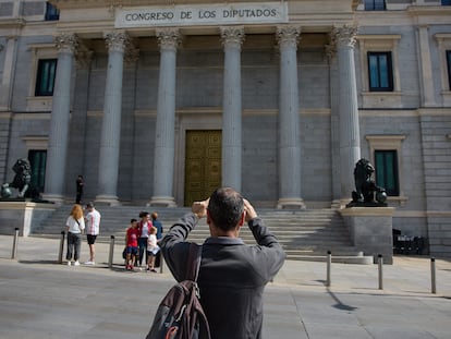 Un grupo de turistas frente al Congreso de los Diputados en Madrid.