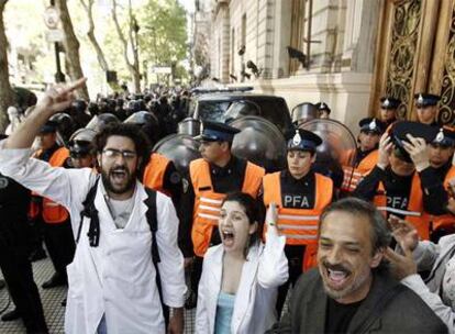 Varios profesores protestan ante el Ayuntamiento en Buenos Aires