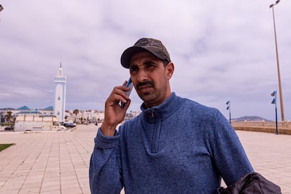 Yamal Chaukri, retratado en Castillejos (Marruecos), padre de un menor que ha cruzado la frontera y al que no localiza, el viernes.