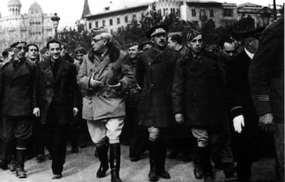 Dionisio Ridruejo, segundo por la izquierda, y el general Yag&uuml;e, en la plaza de Catalunya en 1939.