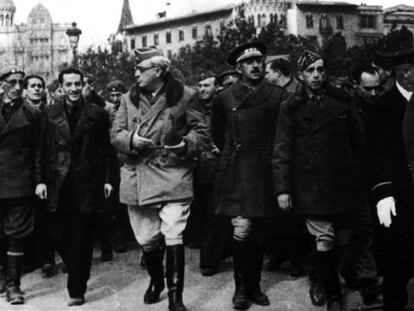 Dionisio Ridruejo, segundo por la izquierda, y el general Yag&uuml;e, en la plaza de Catalunya en 1939.