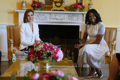 Rodeadas de flores, la reina Letizia y Michelle Obama charlaron en la Casa Blanca.