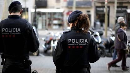 Dois polícias catalães nesta segunda-feira nas Ramblas de Barcelona.