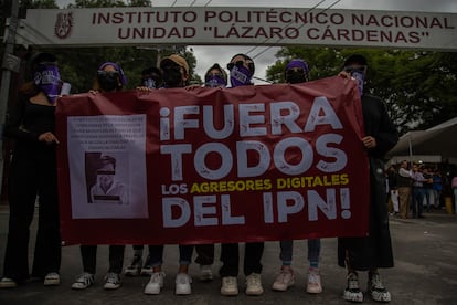 Protesta de estudiantes pertenecientes al IPN, tras la agresión de un alumno que alteró imágenes de sus compañeras para mostrarlas desnudas, el pasado 16 de octubre.