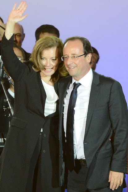 ?sta es la primera imagen de Valerie Trierweiler tras el triunfo anoche de Fran?ois Hollande, su pareja desde hace seis a?os. La periodista eligi para la ocasin un conjunto sobrio formado por levita negra y top blanco.