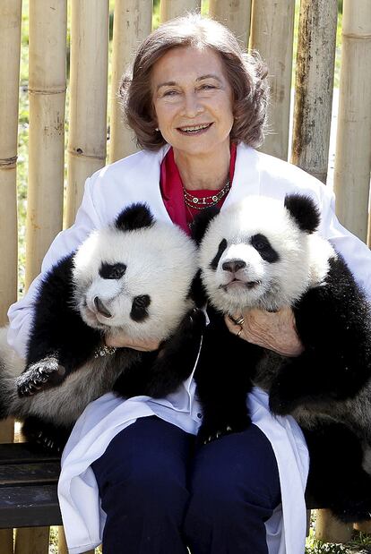 La reina posa con <i>Po</i> y <i>De De</i> en el Zoo de Madrid.