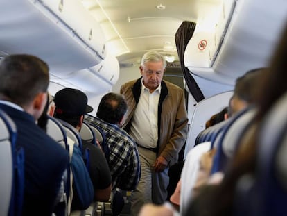 Andrés Manuel López Obrador a bordo un avión comercial, en una imagen de archivo.