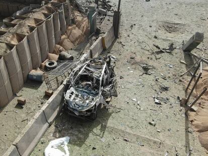 Estado en que quedó el coche bomba que explotó junto a la base europea de Kulikoro (Malí).