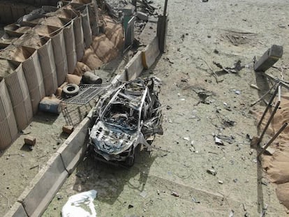 Estado en que quedó el coche bomba que explotó junto a la base europea de Kulikoro (Malí).