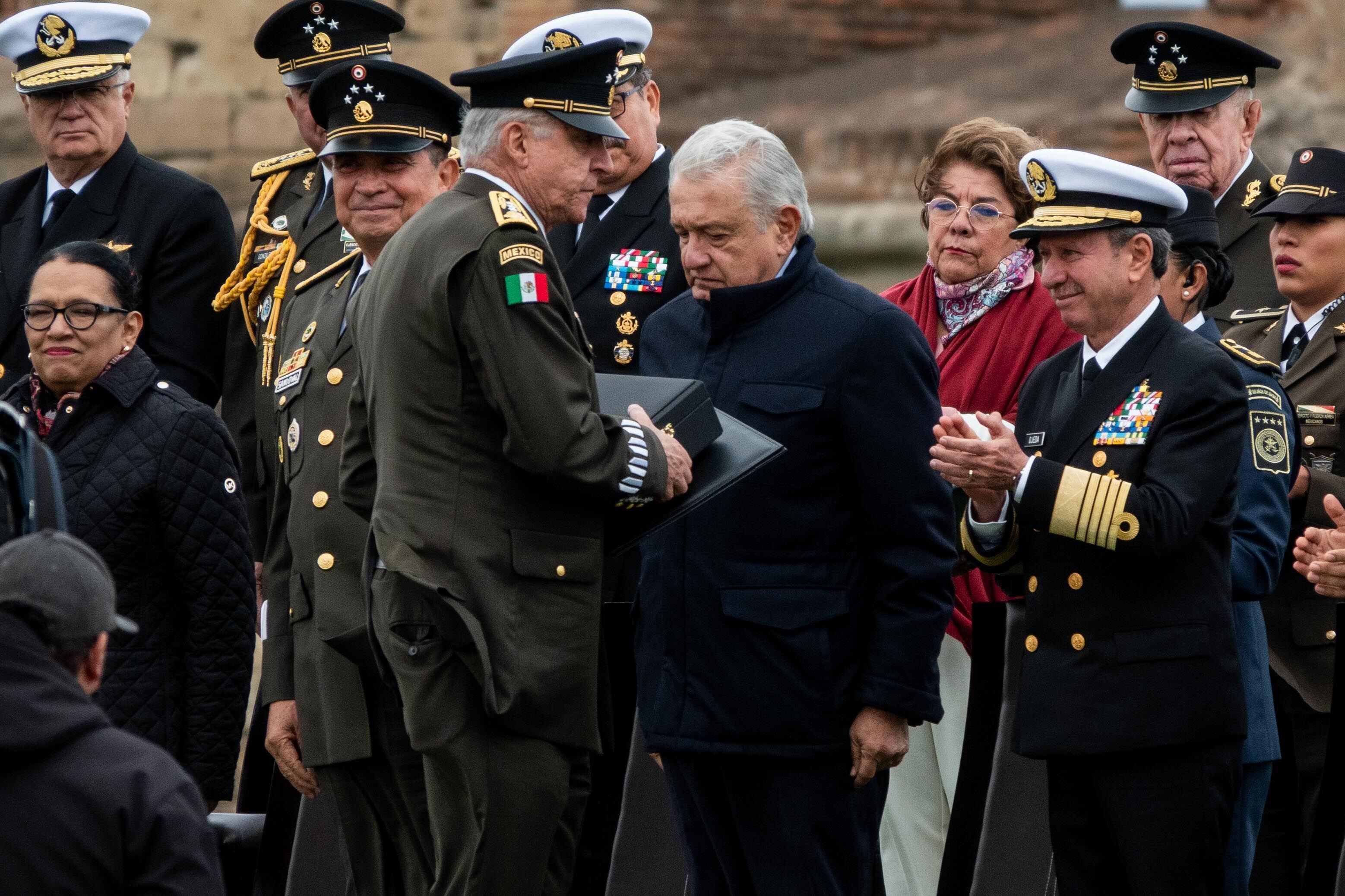 El presidente López Obrador entrega una condecoración a Salvador Cienfuegos, acusado por EE UU de narcotráfico y exonerado en México, el 11 de octubre.