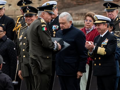 Andrés Manuel López Obrador entrega una condecoración a Salvador Cienfuegos, este miércoles, en Perote (Veracruz).