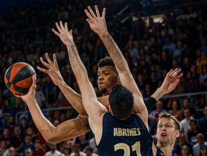 Abrines intenta evitar el lanzamiento de Tavares durante el segundo partido de la final de la ACB este domingo en el Palau Blaugrana.