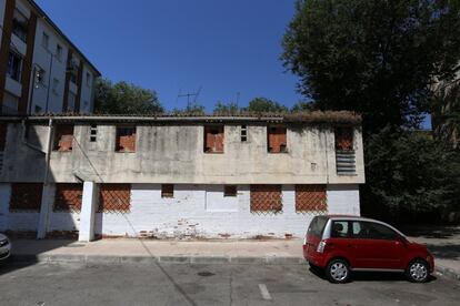 Un edificio en el barrio de San Cristóbal de los Ángeles. Con la tasa de paro más alta de Madrid —algunas asociaciones vecinales sostienen que el desempleo juvenil alcanza el 70%—, la zona padece problemas de droga y alcoholismo. Guillermo Zapata, el edil al frente de Villaverde, asegura que el trabajo de las parroquias y de la comunidad musulmana es clave en la lucha contra estos fenómenos.