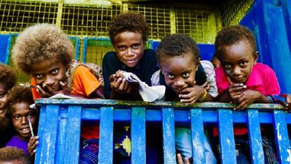 Un grupo de niños con los que trabaja ISGlobal en Papúa.