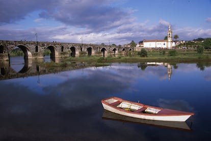 Este pueblo de postal a orillas del dulce y manso río Lima y a 40 kilómetros de la frontera española de Tuy resucita los fines de semana con la llegada masiva de turistas, animación que se prolonga los lunes alternos con la celebración de un gigantesco mercado a orillas del río. Y como telón de fondo, el puente medieval más bello de Portugal. Aunque no sea día de mercado, vale la pena visitar el pequeño casco antiguo de Ponte de Lima, salpicado de cafés, amplios jardines junto al río y espacios verdes. El Largo de Camoes, con su fuente en forma de gigante expositor de tartas, es un lugar ideal donde contemplar el puente al atardecer. En los alrededores está <a href="https://lagoas.cm-pontedelima.pt/" target="_blank">la reserva natural de Lagoas de Bertiandos e São Pedro de Arcos</a>, en una zona húmeda con abundante fauna junto al río Lima y con buenos senderos para excursionismo.