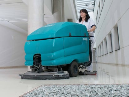 Una trabajadora de Grupo Norte realiza tareas de limpieza en un hospital