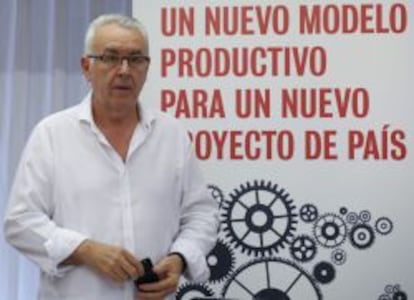 El coordinador federal de IU, Cayo Lara, poco antes de la rueda de prensa en la que present&oacute; 50 medidas concretas del partido sobre econom&iacute;a y empleo.