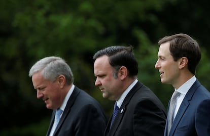 Tres colaboradores de Trump se dirigen al helicóptero presidencial Marine One en mayo de 2020: Mark Meadows, jefe de gabinete, Dan Scavino, encargado de las redes sociales en la Casa Blanca, y Jared Kushner, asesor y yerno del mandatario.