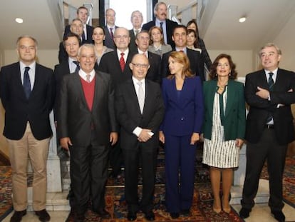 Montoro, junto con alcaldes del PP, este lunes en el Senado.