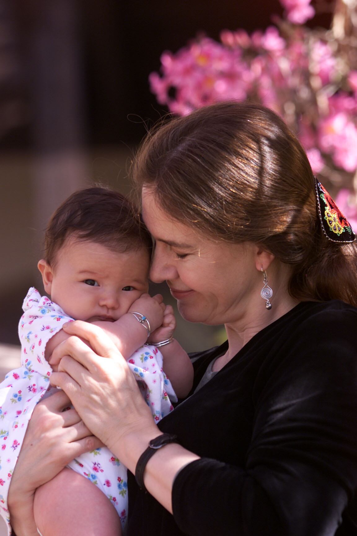 Louise Erdrich con su última hija, Animiniki Kiniins Erdrich, retratadas en Pasadena (California), en 2001.