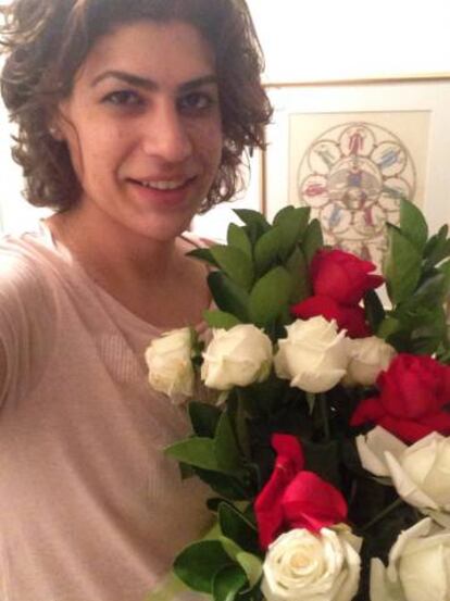 Luiza Coppieters, em 2014, com flores recebidas dos alunos